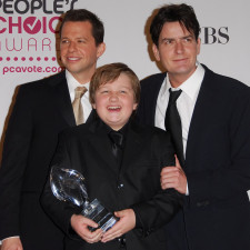 Angus T. Jones seriál Dva a půl chlapa ostře kritizoval