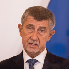 Předseda hnutí ANO nemusí s Petrem Fialou soupeřit. K úspěchu mu stačí, aby kroky jeho vlády dokázal se svým týmem bagatelizovat