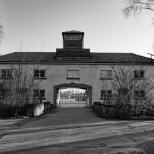 Do Buchenwaldu dorazil sám. O otce přišel v Osvětimi při selekci, matku a sestru poslali do Mauthausenu