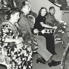 Karola Franková (třetí zleva) byla sudetoněmecká lékařka narozená v Mostu