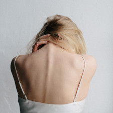 Bolesti zad často způsobuje sedavý typ zaměstnání, zejména pokud pracujeme z domova