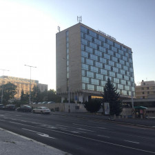 Dnes v těchto místech stojí pochvalovaný hotel a staví se zde nákupní středisko