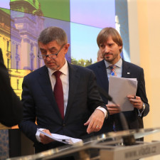Vláda si pospíšila s rušením opatření v rámci pandemie koronaviru