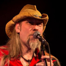 Michal Cerman zastává názor, že zpěvák musí umět zazpívat všechno