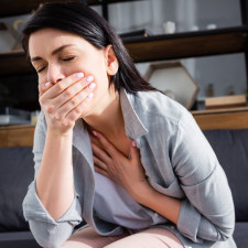 Nevolnost může být symptomem mrtvice, ale i poranění hlavy