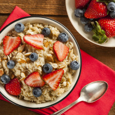 Se snížením vysokého krevního tlaku vám pomůže mimo jiné i lahodná ovesná kaše