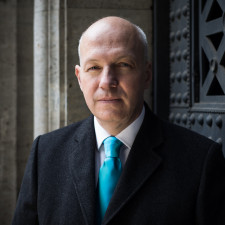 Pavel Fischer působil jako poradce Václava Havla a velvyslanec ve Francii a Monaku, rovněž byl ředitelem Ústavu empirických výzkumů STEM