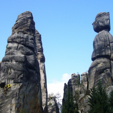 Adršpašské skály, jeden z možných cílů dvojice stopařek