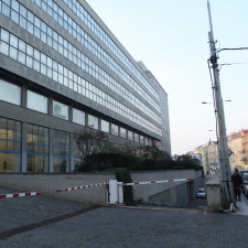 Závory nejsou zrovna to, co vás láká ke vstupu do areálu