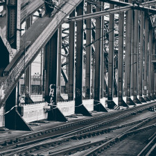 Zloději šli do hloubky, ukradli i dvě stě metrů kolejí a také šrouby, kterými byly připevněny k pražcům