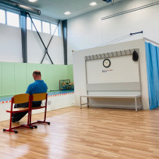 Vláda se konečně začala zabývat otázkou, proč se Češi nehrnou do vakcinačních center