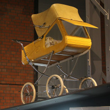 Ikonický kočárek s okénky - děti v něm jezdily na přelomu sedmdesátých a osmdesátých let minulého století...