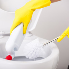 Ušetřit čas při úklidu toalety vám mohou pomoci papírové utěrky