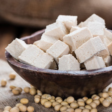 Při snaze o snížení hladiny cholesterolu v krvi zkuste do vašeho jídelníčku zapomponovat tofu