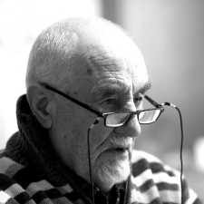 V současné době mnoho seniorů trápí samota