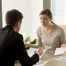 Nepříjemnému šéfovi se musíte umět postavit