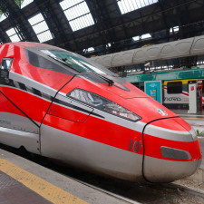 Vlak s maximální rychlostí 360 km/h je aerodynamicky řešen