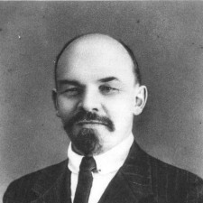 Lenin se svými soudruhy v Rusku provedli úspěšnou revoluci a začali budovat domněle šťastnou socialistickou budoucnost pomocí teroru