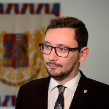 Mluvčí Kanceláře prezidenta republiky Jiří Ovčáček bojoval proti novinářům. Teď do té žumpy spadl také