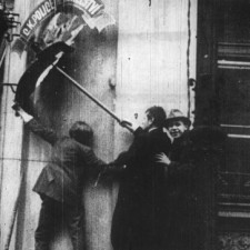 Symboly mocnářství musely samozřejmě pryč