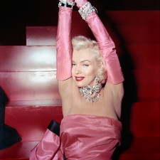 Tragické dětství herečky, které můžeme vidět ve filmu, je založené na faktech