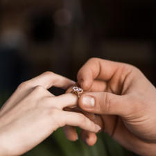 Za zásnubní prsten rozhodně nemusíte utrácet tři platy
