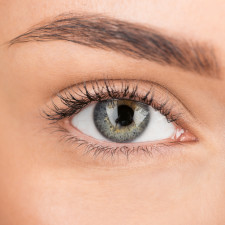 S podporou růstu obočí vám pomůže mimo jiné i cibulová šťáva