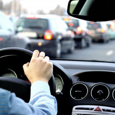 V dopravní zácpě si nikdy nezapomeňte auto zamknout