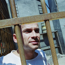 Herec, tanečník a choreograf strávil dva roky za mřížemi