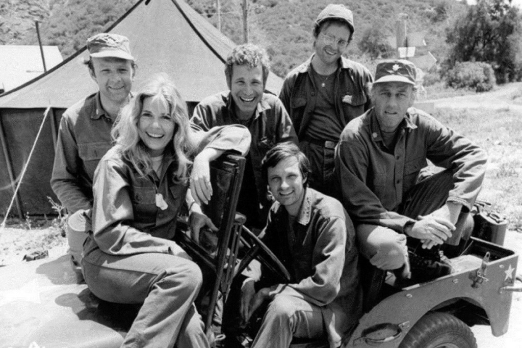 Seriál, který vznikl ve spolupráci s 20th Century Fox Television pro CBS, sleduje tým lékařů a pomocného personálu umístěného v polní nemocnici v Uijeongbu v Jižní Koreji během korejské války
