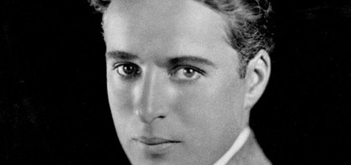 Charlie Chaplin byl v mládí pohledný mladý muž. Nikdo nezasvěcený by netušil, jakou bídou si v dětství prošel